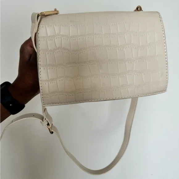 Beige Croc Shoulder Bag with gold hardware - Picture 3 of 10